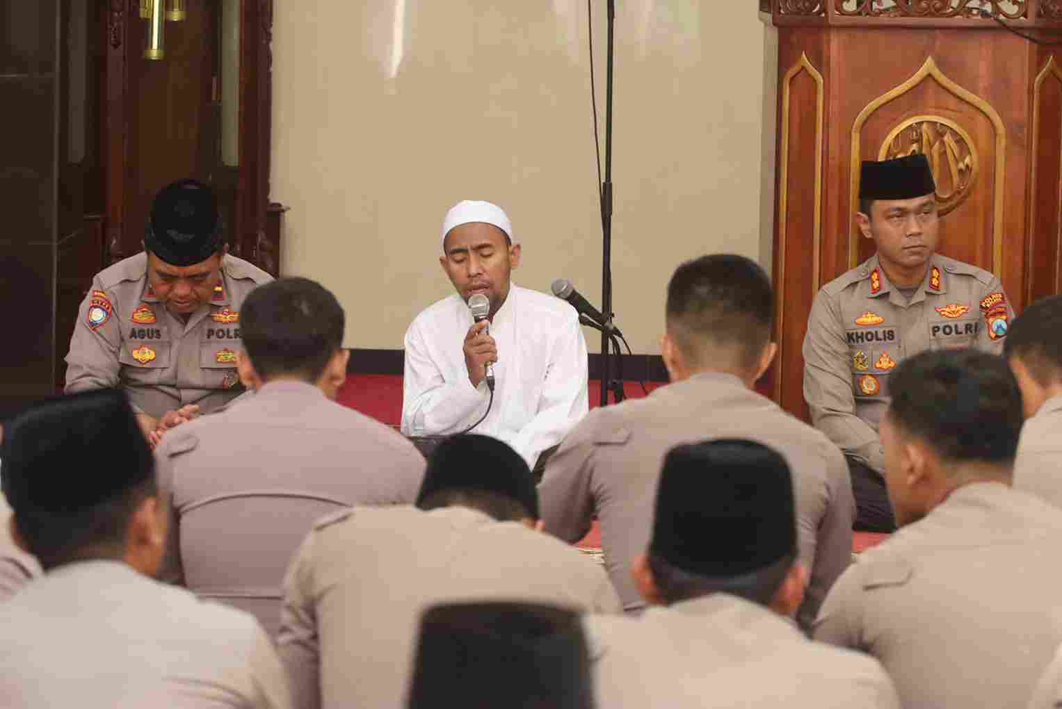 Kenang Tragedi Kanjuruhan, Polres Malang Kibarkan Bendera Setengah Tiang dan Doa Bersama