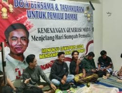 Sujud Syukur Warga Kabupaten Malang Atas Putusan MK Gibran Masuk Bursa Cawapres