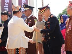 Kapolres Batu Terima Lencana Wakaryo Guno Mamayu Bawono dari Pemkot Batu