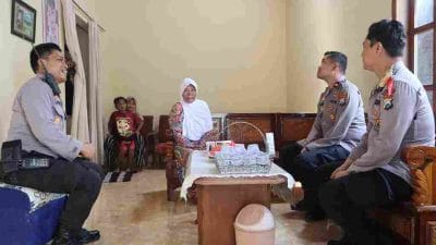 Wakapolres Malang Sambangi Keluarga Korban Kanjuruhan Sambil Memberikan Bantuan