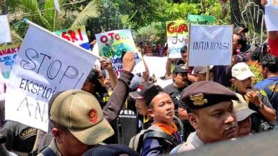 Massa di Kediri Tuntut Copot, Solidaritas Guru Tuntut Pertahankan