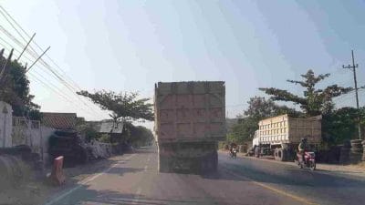 Truk pengangkut matrial tambang di jalur Gending berkeliaran tanpa penutup terpal.