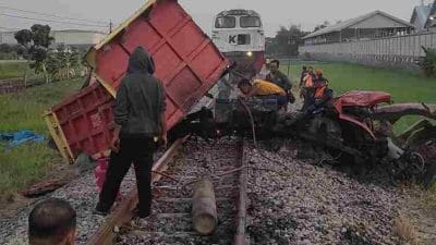 Truk pengangkut pasir ditabrak kereta api KA 58 Brawijaya di perlintasan tanpa palang pintu Desa Karangrejo