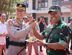Kapolres Batu Berikan Potongan Kue HUT TNI ke -78 ke Prajurit TNI