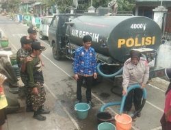 Polisi Kabupaten Malang Blusukan Salurkan Air Bersih untuk Warga Desa Mojosari