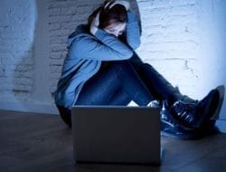 Dampak Media Sosial terhadap Gaya Hidup Mahasiswa