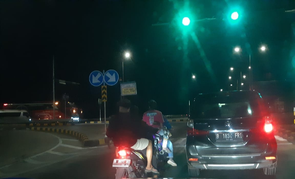 Exit Tol Gending Probolinggo Jadi Arena Balap Liar