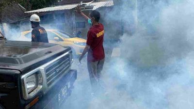 FOGGING Cegah DBD, Sie Dokkes Polresta Malang Kota saat melakukan fogging diarea lingkungan tempat tinggal anggota