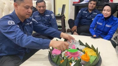 Kasi Humas Polres Malang Iptu Ahmad Taufik saat memotong tumpeng dalam tasyakuran HUT Humas Polri ke- 72