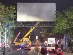 Ratusan Reklame Ilegal dan Membahayakan Dibongkar Satpol PP Kota Batu