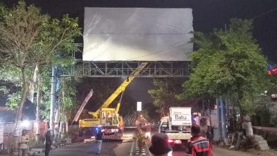 Penurunan reklame paten oleh Satpol PP Kota Batu