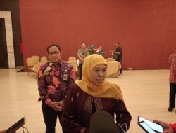 Khofifah Sebut Positif Soal Pernyataan Airlangga Menjadi Tim Pemenangan Prabowo – Gibran di Jatim