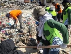 DLH Kabupaten Probolinggo Bersihkan Sampah di Pantai Pulau Gili Ketapang