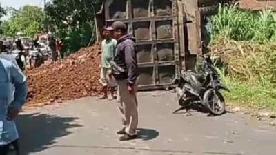 Dump Truk Angkut Tanah Uruk Tol Sasak Pemotor, 2 tewas, 3 luka-luka