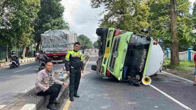 Truk Semen Terguling di Singosari, Anggota Polantas Amankan Jalur