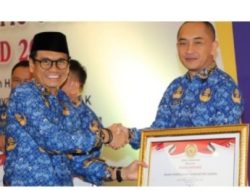 Pj Bupati Tulungagung Berikan Penghargaan 10 OPD Akuntabilitas Kinerja Terbaik