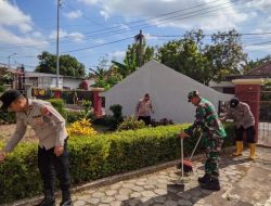 Jelang Perayaan Natal Tiga Pilar, Polres Malang Kerja Bakti di Gereja GKJW Wonorejo Bantur