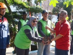Alfamart Bersama Kaderling Kota Malang Bersihkan Kali Rolak Sambil Menyerahkan Bibit Pohon