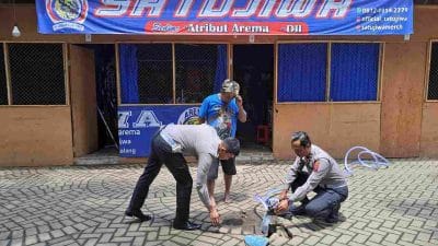 Satlantas Polres Malang Beri Bantuan Pompa Penyedot Air ke Pedagang Stadion Kanjuruhan