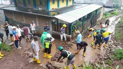 Batu dan Lumpur Limpasan dari Proyek Kampus UIN Terjang Desa Tlekung