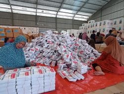 Jelang Pendistribusian, KPU Kabupaten Malang Kebut Packing Surat Suara