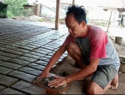Musim Penghujan, Pengrajin Bata Merah di Blitar Mengeluh