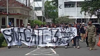 Tolak Gate 13 Dibongkar, Massa Aksi Geruduk Kantor Bupati Malang
