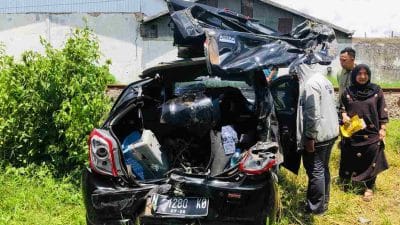 Palang Pintu Tidak Dijaga, Mobil Ayla Tertabrak Kereta Api di Pakisaji
