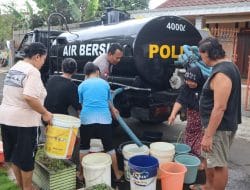 Ribuan Liter Air Bersih Disalurkan Polres Malang untuk Warga Dusun Pepen