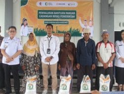 Pemkab Bojonegoro dan Bulog Salurkan Bantuan Pangan