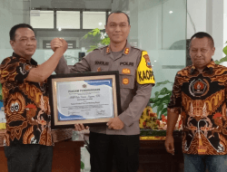 Tepat di Hari Kelahiran, AKBP Kholis Terima Piagam Penghargaan dari Rekan Pers