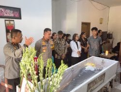 Kombes Pol Buher Beri Penghormatan Terakhir ke Ketua KPPS Kelurahan Polehan yang Meninggal