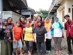 Penanaman Hidroponik Untuk UMKM Bersama Ibu-Ibu PKK Desa Landungsari