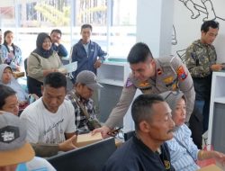 Satlantas Polres Malang Bagikan Nasi Kotak ke Pemohon SIM di Satpas Prototype