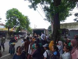 Puluhan Warga Mengantre Berjam-jam untuk Mendapatkan Beras Murah