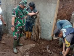 Polisi Resor Kota Batu Bantu Evakuasi Rumah Korban Tanah Longsor