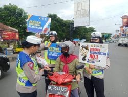 Di Tengah Hari Nyepi, Satlantas Polres Malang Bagikan Brosur dan Stiker Tertib Berlalu Lintas