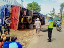 Roda Belakang Lepas, Truk Muatan Kardus Terguling di Kepanjen