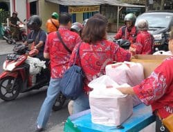 Paguyuban Marga Tionghoa Bagi-bagi 500 Takjil di Pakisaji
