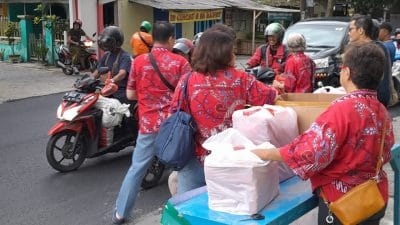 Paguyuban Marga Tionghoa Bagi-bagi 500 Takjil di Pakisaji