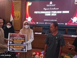 KPU Kab Jombang Santuni 46 Juta Bagi 4 Petugas Pemilu yang Meninggal Dunia