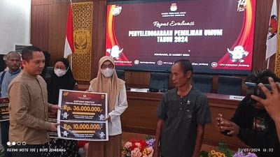 KPU Kab Jombang Santuni 46 Juta Bagi 4 Petugas Pemilu yang Meninggal Dunia