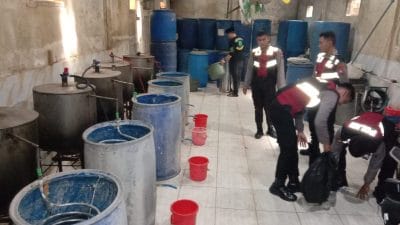 Polres Malang Amankan Rumah Miras Ilegal yang Bisa Produksi 500 Liter Per Hari