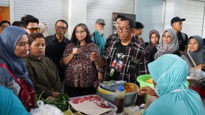 Pj Wali Kota Kediri Borong Jajanan di Festival Jajan Pasar 2024