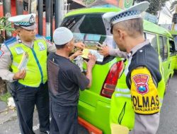 Ratusan Stiker Operasi Keselamatan Dibagikan ke Sopir Angkot Pasar Singosari