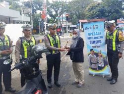 Polantas Polresta Malang Kota Bagikan Coklat dan Bunga ke Pengguna Jalan