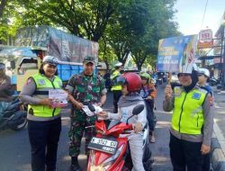 Gandeng Rekan TNI, Satlantas Polres Malang Bagi-bagi Brosur Tertib Berlalu Lintas