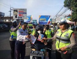 Satlantas Bersama Dishub Bagikan Brosur Tertib Berlalu Lintas ke Pengguna Jalan