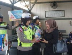 Ratusan Brosur dan Stiker Tertib Berlalu Lintas Disebar Polisi Resor Malang