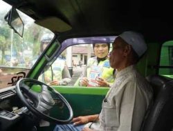 Pembagian Ribuan Brosur Tertib Berlalu Lintas ke Sopir Angkot oleh Polantas Polres Malang